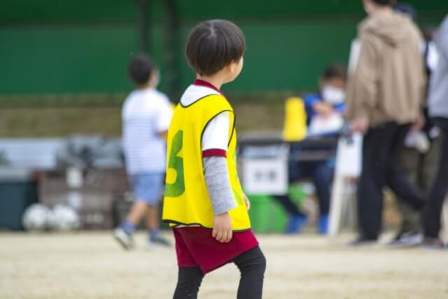 サッカーを楽しむ子供